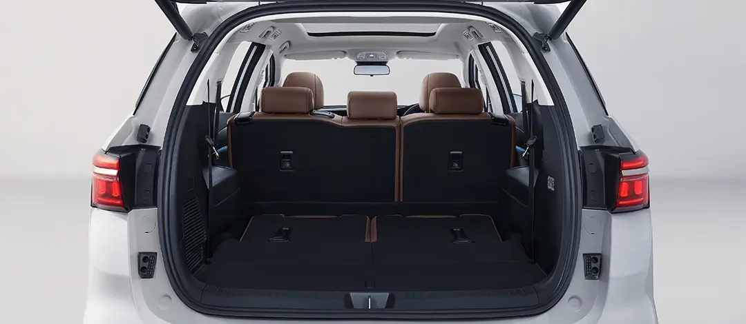 Practical BYD M6 trunk space featuring fold-down seats and versatile loading configuration for family use